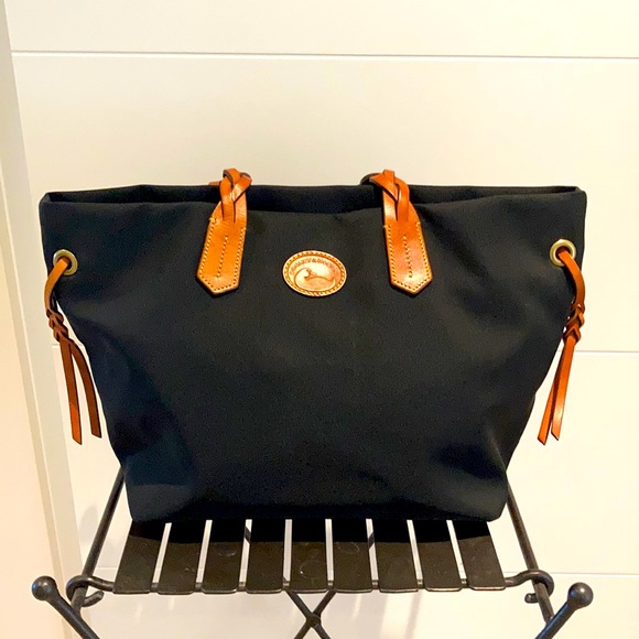 Dooney & Bourke blk tote - Picture 1 of 15